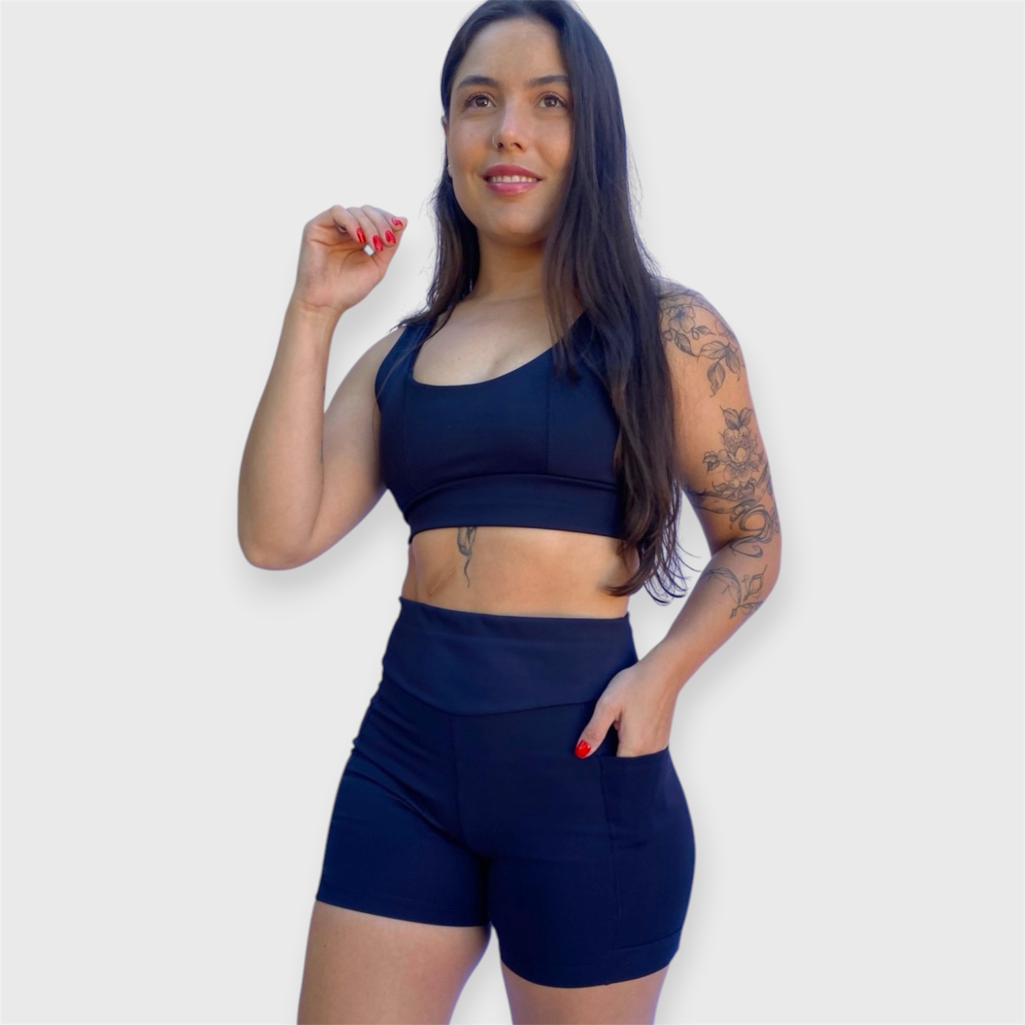 Natalia Matos usando conjunto de activewear feminino minimalista