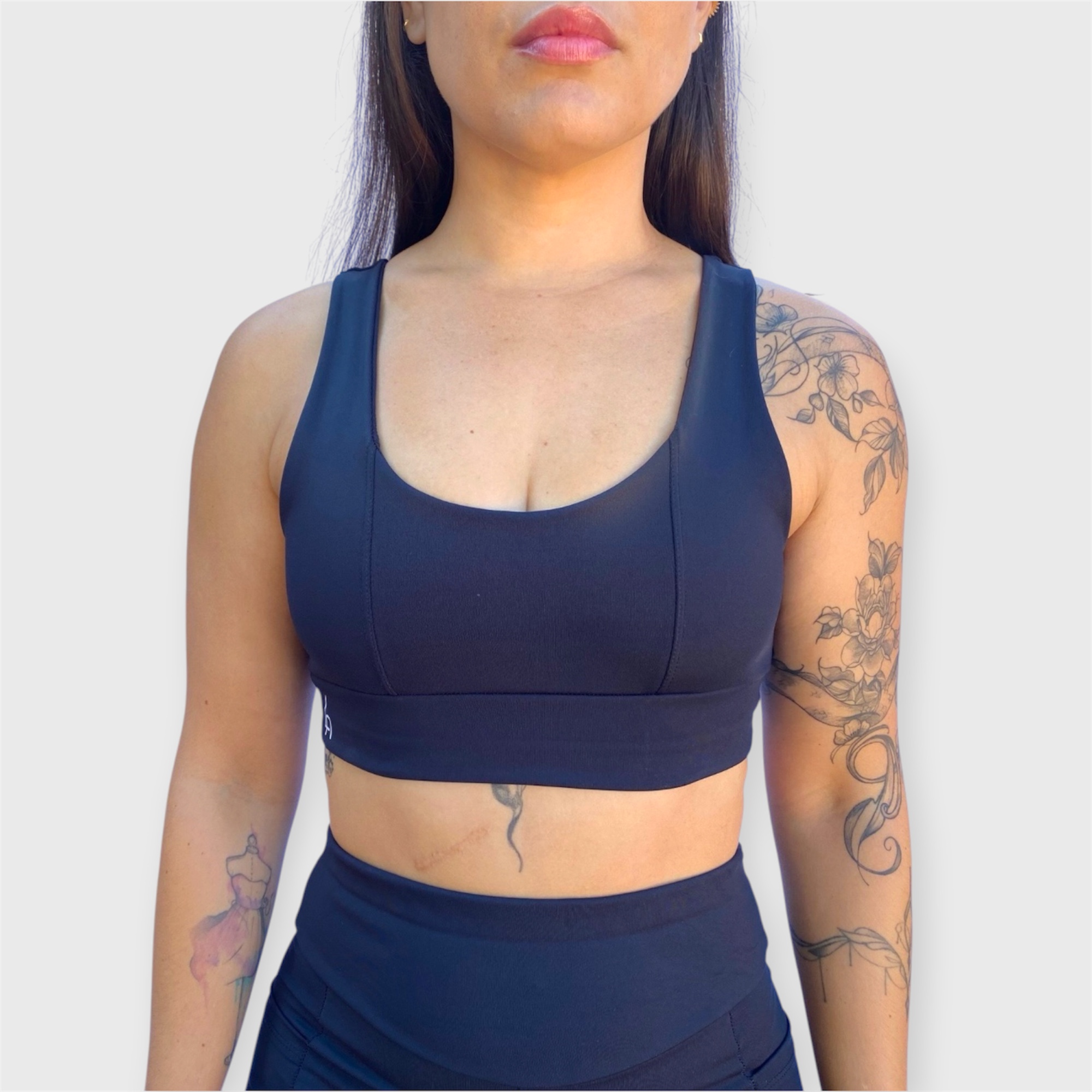Natalia Matos usando roupa fitness feminina em estilo lifestyle