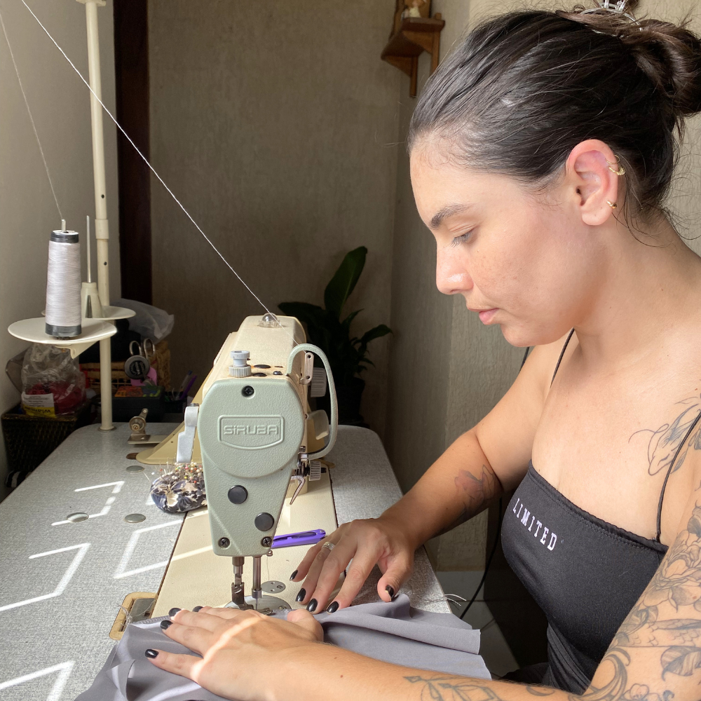 Costura de roupa fitness em máquina