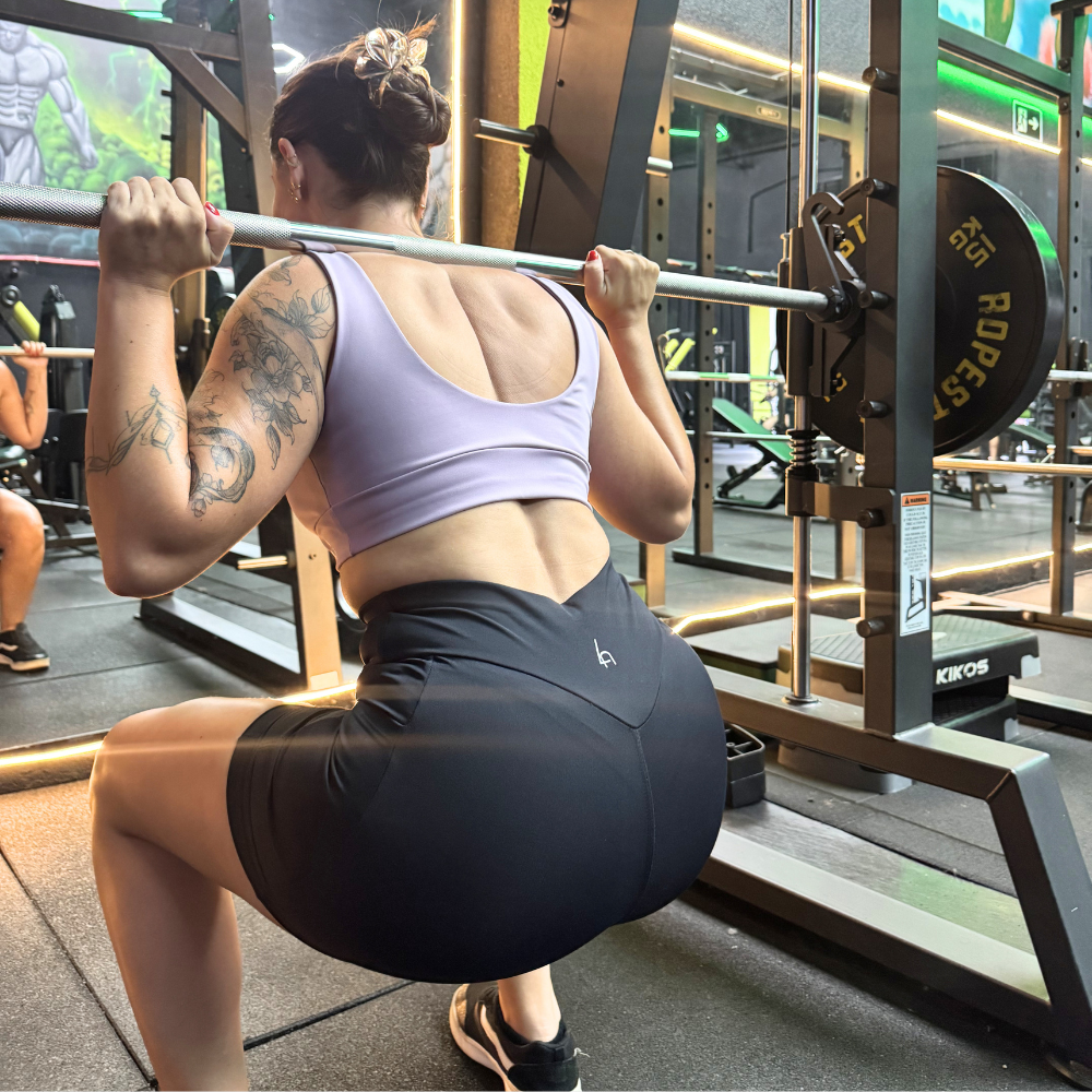 Nah Matos treinando usando protótipo de roupa fitness desenvolvida por ela