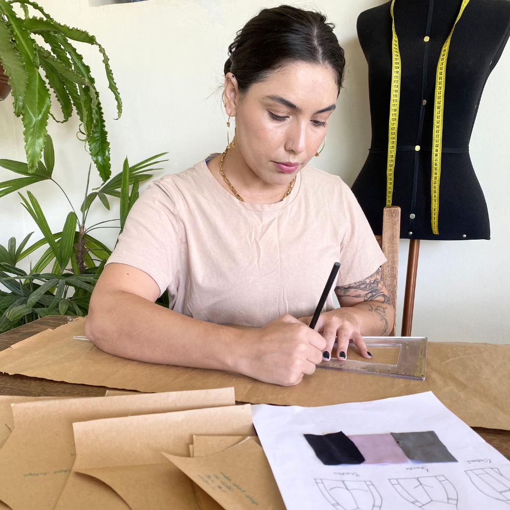 Natalia Matos desenhando moldes para roupas fitness femininas