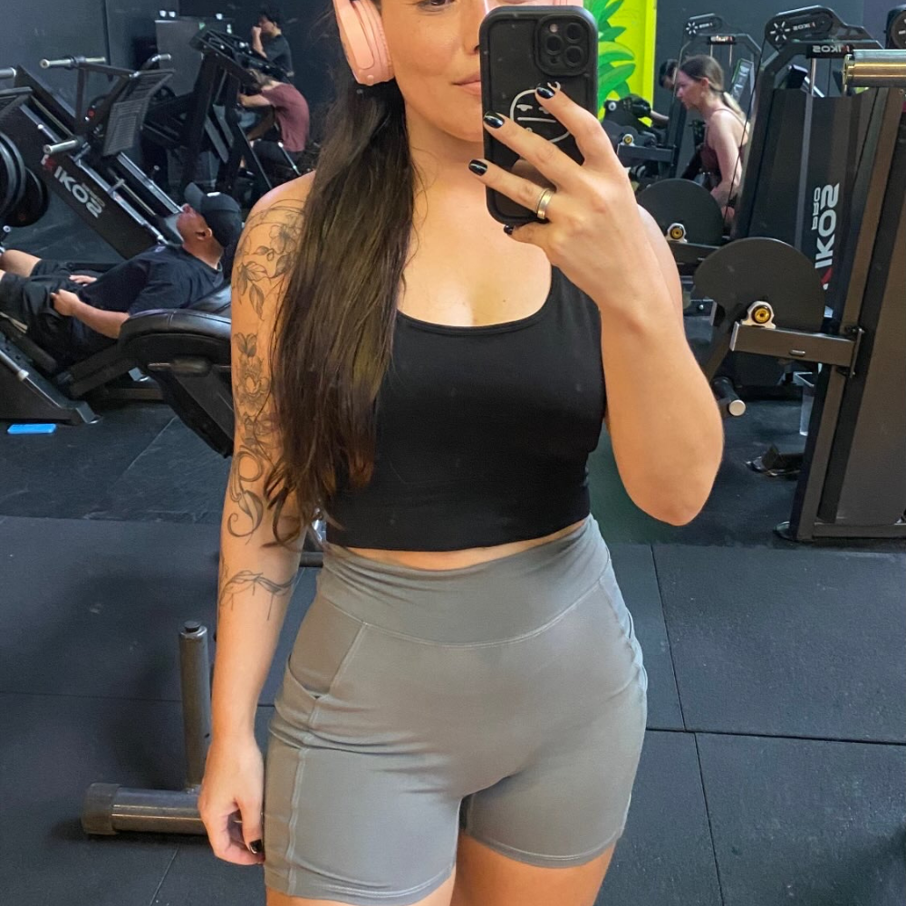 Natalia Matos testando protótipo 1 de roupa fitness durante treino