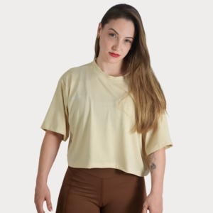 Modelo usando t-shirt oversized cropped feminina amarelo claro LezAnis