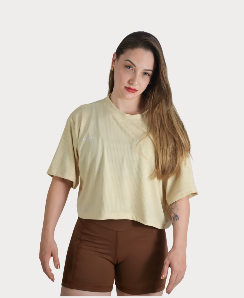 Modelo usando t-shirt oversized cropped feminina amarelo claro LezAnis