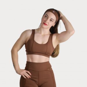 Foto da modelo usando conjunto LezAnis marrom, frente
