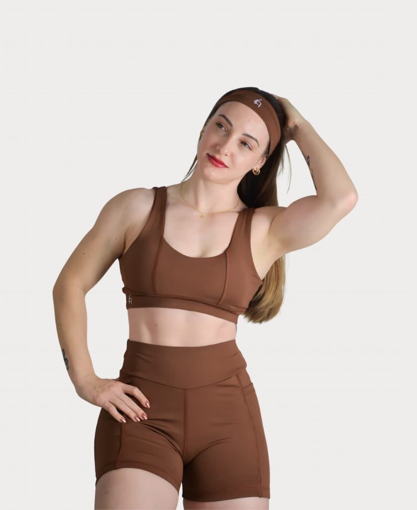 Foto da modelo usando conjunto LezAnis marrom, frente