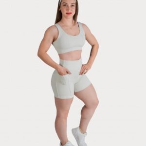 Modelo usando short fitness feminino off-white LezAnis
