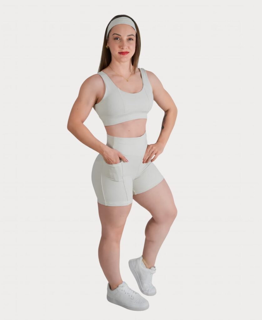 Modelo usando short fitness feminino off-white LezAnis