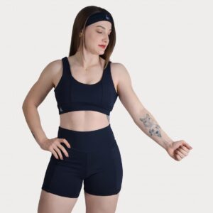 Short fitness feminino preto LezAnis com cintura alta e bolsos laterais visto de frente