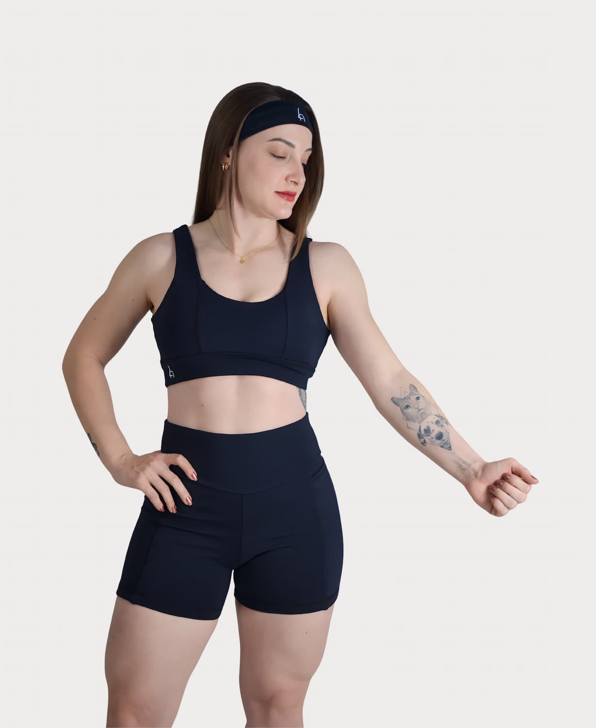Short fitness feminino preto LezAnis com cintura alta e bolsos laterais visto de frente