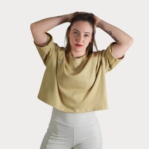 T-shirt oversized cropped mostarda feminina LezAnis vista de frente