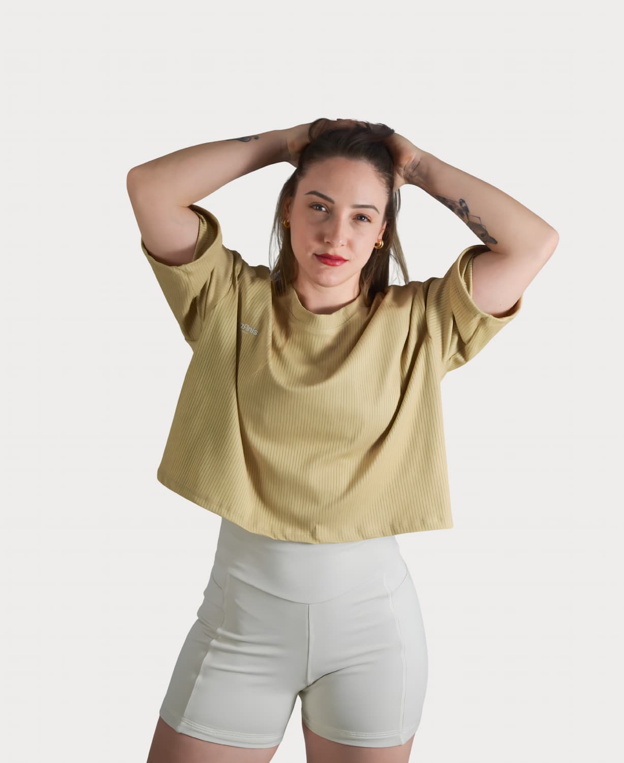 T-shirt oversized cropped mostarda feminina LezAnis vista de frente
