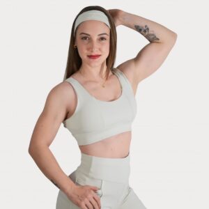Top fitness feminino off-white LezAnis com sustentação e tecido duplo visto de frente