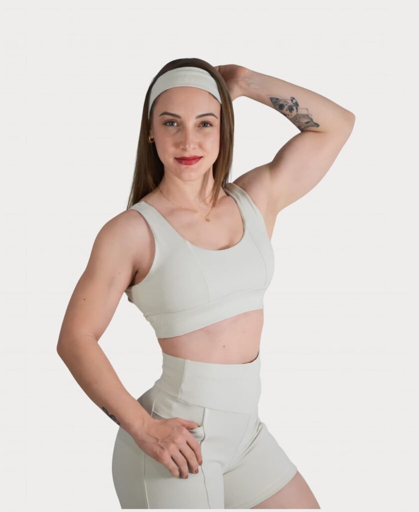 Top fitness feminino off-white LezAnis com sustentação e tecido duplo visto de frente