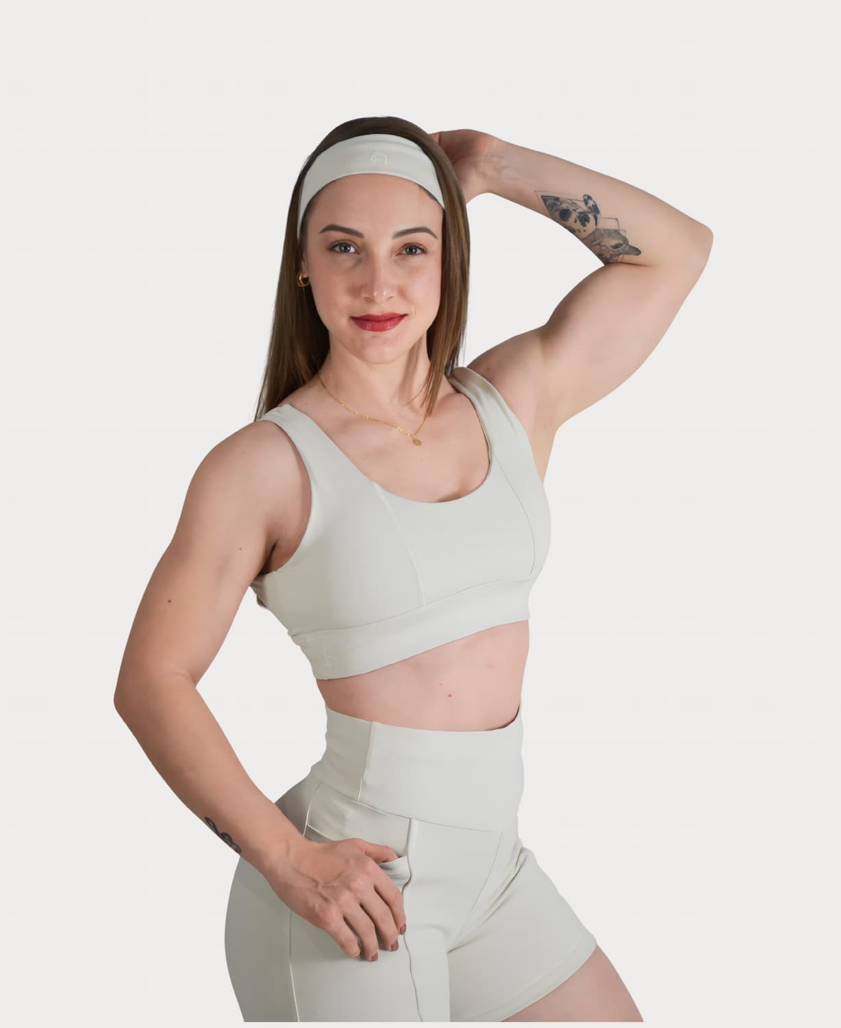 Top fitness feminino off-white LezAnis com sustentação e tecido duplo visto de frente