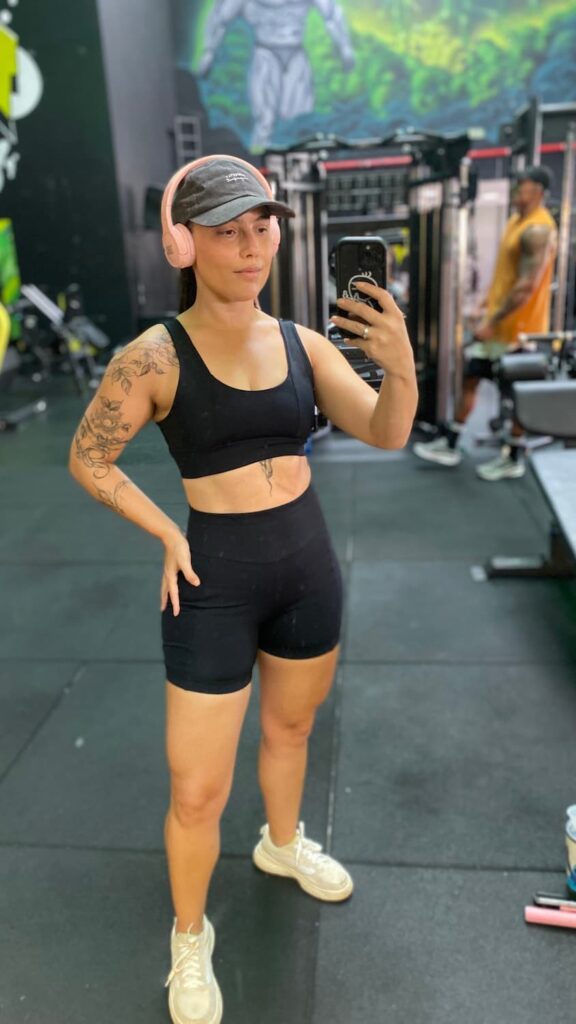Natalia usando conjunto preto LezAnis durante treino na academia